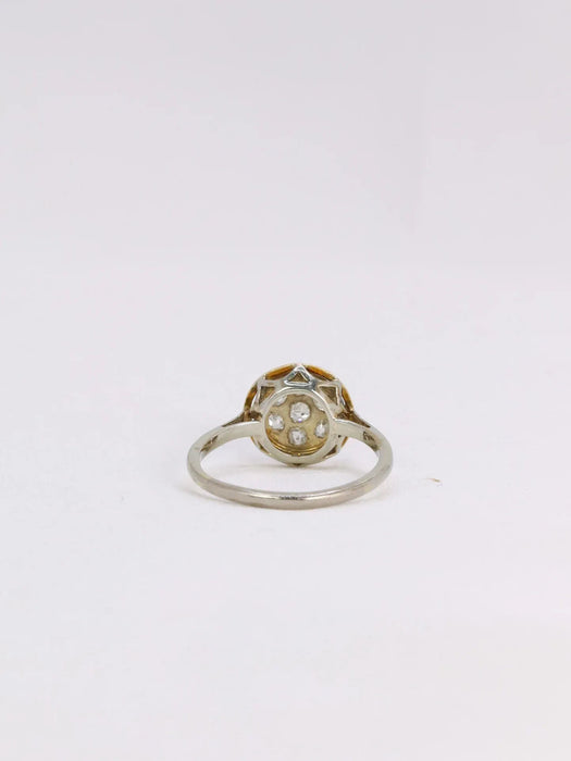 Vecchio anello con diamante rotondo