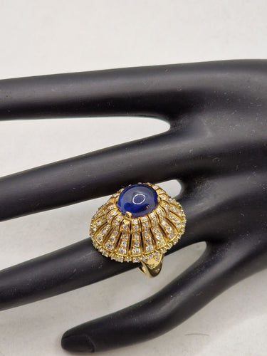 Vintage prsten ve stylu trombina s kabošonovým safírem a diamanty z 18k žlutého zlata