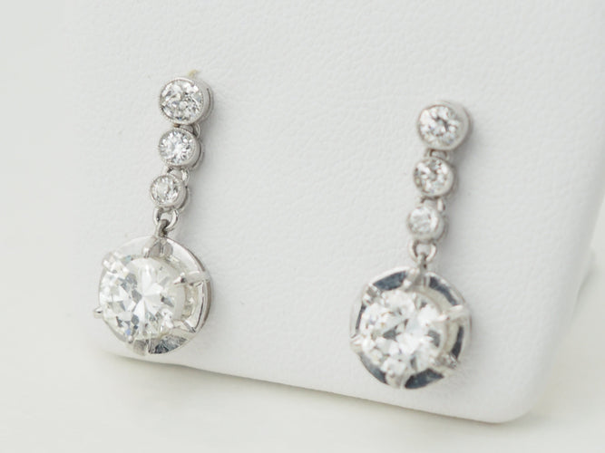 Boucles d'oreilles Paire de dormeuses anciennes en or blanc et diamants 58 Facettes 32108