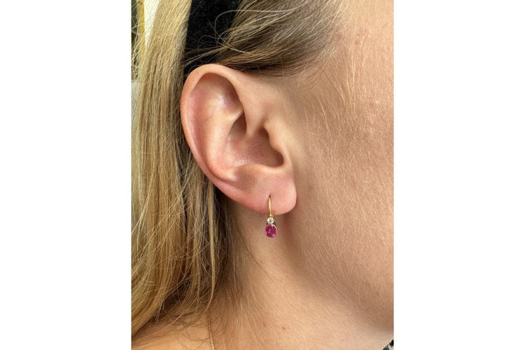 Boucles d'oreilles Boucles d'oreilles délicates en or avec rubis synthétique, Hongrie, 1ère moitié du 20ème siècle. 58 Facettes KS126