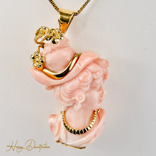 Collier Portrait artistique d'une dame en or, encadré de corail 58 Facettes 2514