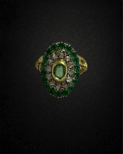 Bague 52 Bague en or jaune avec émeraude ovale et diamant et entourage d'émeraude 58 Facettes