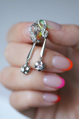 Boucles d'oreilles Longues boucles d'oreilles vintage pendantes, or blanc et diamants, années 60 58 Facettes