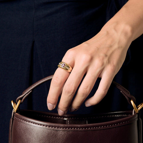 Keltakultainen sormus, jossa on rubiineja ja timantteja 