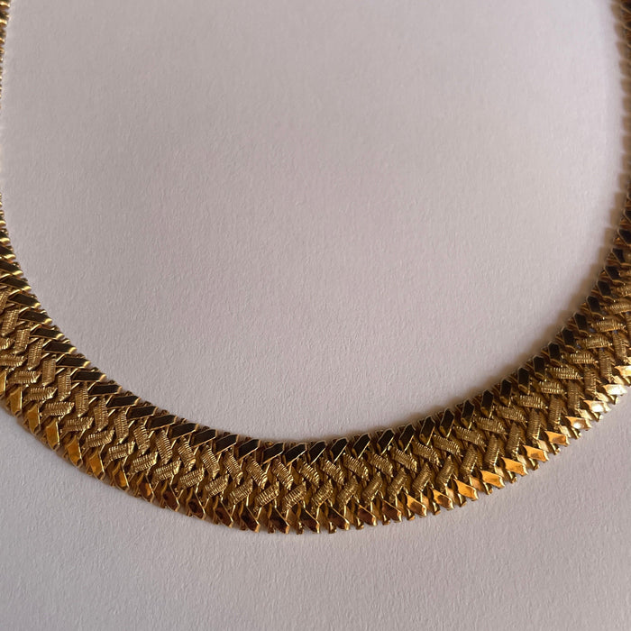 Flat necklace in 18k yellow gold.