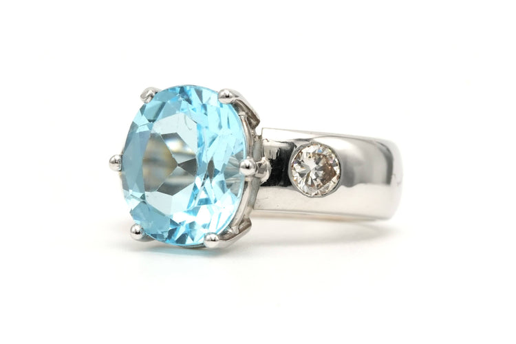 Bague 53 Bague contemporaine or blanc sertie d'une topaze et de diamants taille brillant (+-0.36ct) 58 Facettes 23010