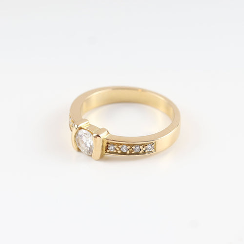 Bague 55 Bague solitaire en or jaune 18 carats avec diamant central et diamants latéraux 58 Facettes 131645