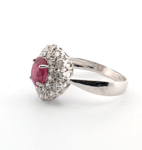 Prsten z bílého zlata s diamanty a centrálním rubínem