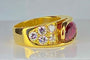 Bague 58 Bague en or jaune 18 carats, rubis 2,25 carats et 10 diamants 58 Facettes AB412
