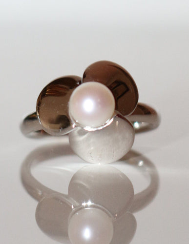 Bague 50 POIRAY - Bague Trèfle Or blanc Perle Blanche 58 Facettes 041