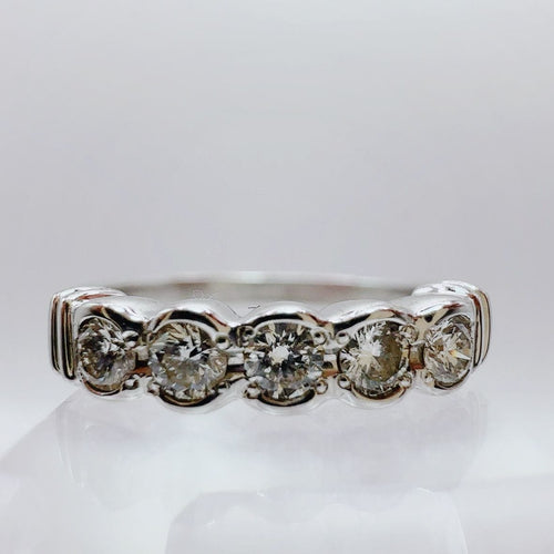 Bague 52 Bague en or blanc et diamants. 58 Facettes 50144