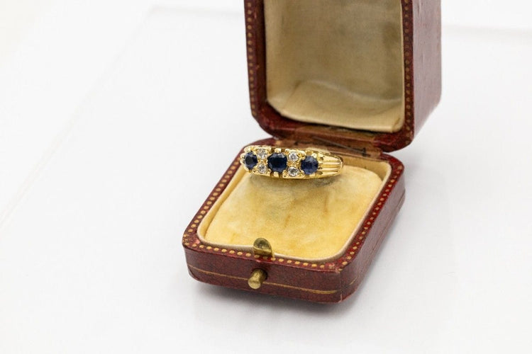 Bague 54.5 Bague en or sertie de saphirs et de diamants, Grande-Bretagne, Sheffield 58 Facettes 11556