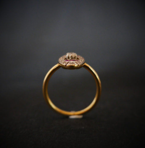 Art Deco-ring met gekalibreerde diamanten en robijnen