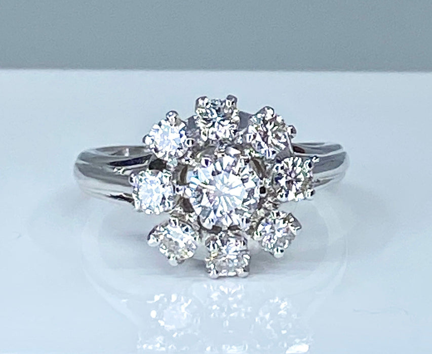 Daisy ring in witgoud bezet met 9 diamanten