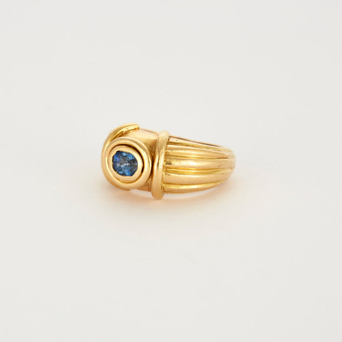 Oeil Bleu ring in yellow gold and sapphire
