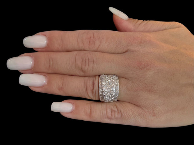 Certyfikowany pierścionek z białego złota HRD z diamentami 