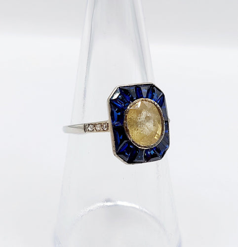 Bague 53.5 Bague Art Déco or blanc, saphir jaune naturel, saphirs calibrés synthétiques et diamants taille roses (circa 1930) 58 Facettes A05730