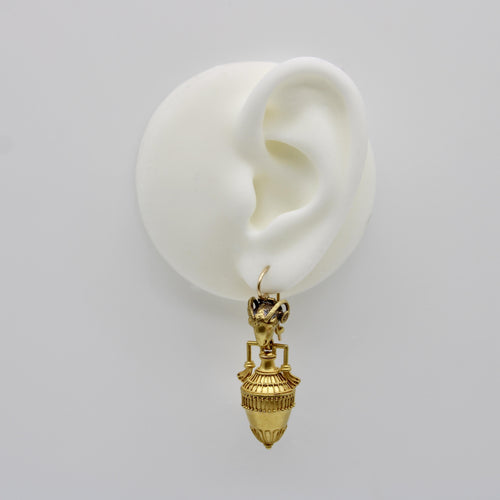 Orecchini in cannetille d'oro 14 carati, testa di ariete e anfora, stile neo-etrusco 