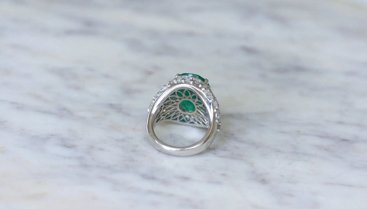 Cocktail ring in white gold with Colombian emerald and diamonds