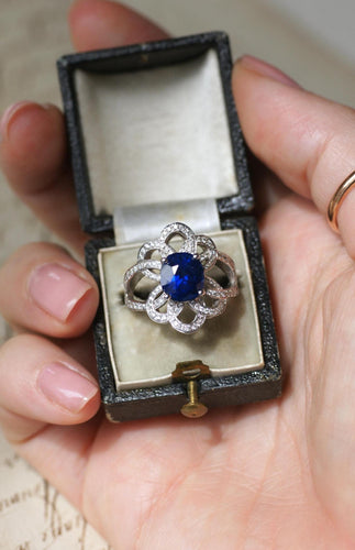 Bague 53.5 Bague Fleur or blanc, saphir de Ceylan 2.80 Cts, diamants 58 Facettes