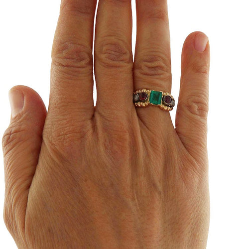 Bague Bague vintage en or jaune et blanc sertie d'une émeraude de 0,72 carat, de rubis et de diamants. 58 Facettes G3880