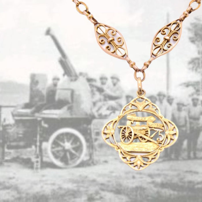 Collar de filigrana patriótica y medalla de la Primera Guerra Mundial, oro de 18 quilates.