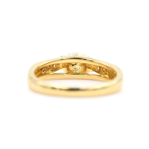 Bague Bague en or jaune avec un diamant ovale de 1 carat 58 Facettes 13012