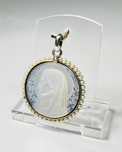 Pendentif Médaille en nacre, or, entourage de perles 58 Facettes 224