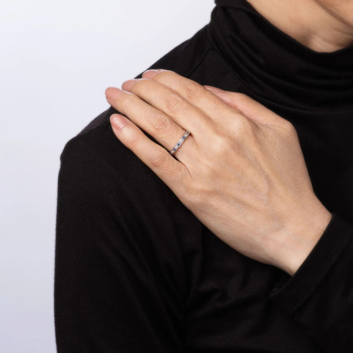 Anillo de eternidad en oro blanco con zafiro y diamantes