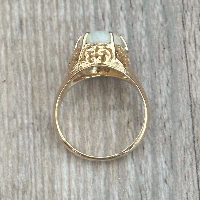 Oude opengewerkte ring bezet met een cabochon opaal