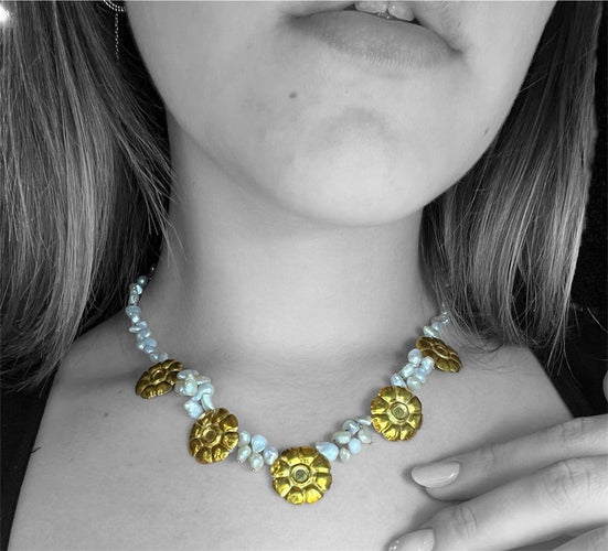 Collier Collier avec perles de rivière et marguerites en or jaune 58 Facettes