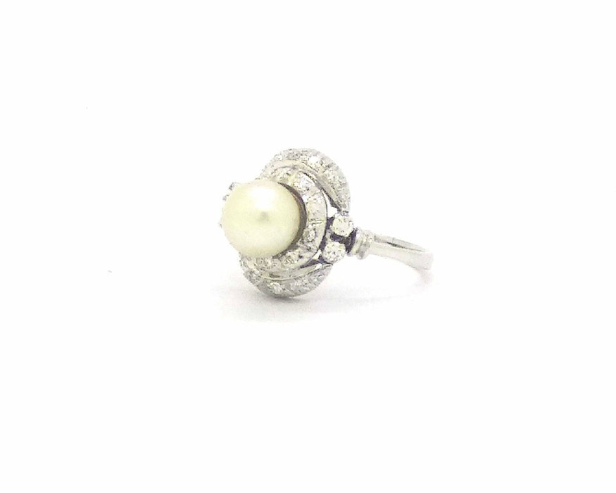 Anello in oro bianco con diamanti e perle