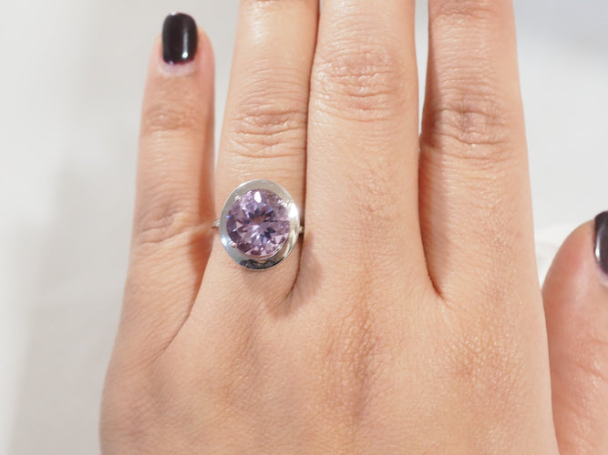 Sormus 56 Sormus Mauboussin "Todella kaunis rakkaani" valkokultaa, ametisti ja timantteja 58 Facettes 33602