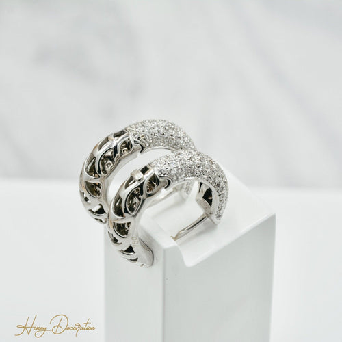 Boucles d'oreilles Élégantes boucles d'oreilles créoles en or blanc 18 carats serties de diamants 58 Facettes 881