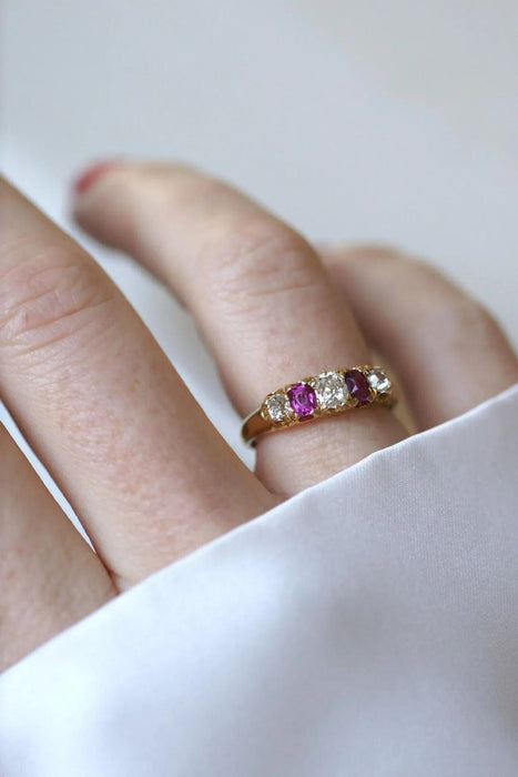 Bague Jarretière or jaune diamants et rubis 58 Facettes