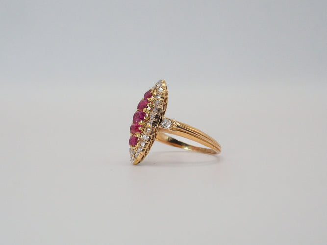 Bague 52 Bague Marquise or jaune, diamants, rubis 58 Facettes 4574