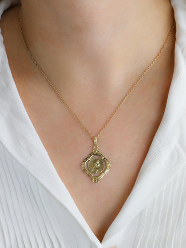 Pendentif AUGIS Médaille Art Nouveau "Du plus heureux des jours je rappelle les heures" 58 Facettes 1153.7