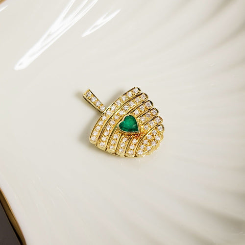 Gold pendant adorned with emeralds and diamonds – an exquisite beauty 