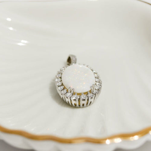 Ефирен опалов медальон – омагьосана елегантност 