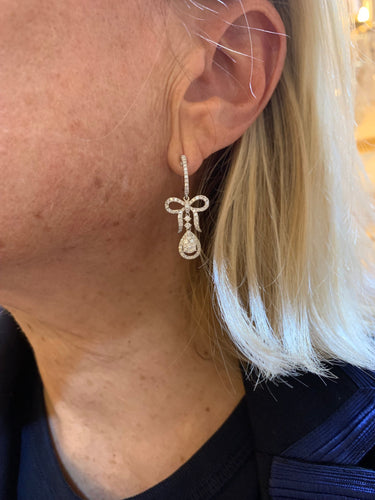 Boucles d'oreilles Boucles d’oreilles dormeuses nœuds pavées en or gris et diamants 58 Facettes BO254