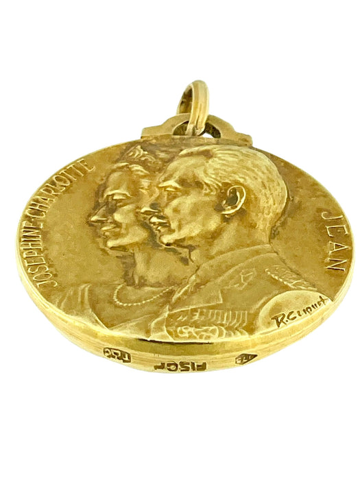 Yellow gold medal pendant by René Cliquet Grand Dukes and Grand Duchesses of Luxembourg