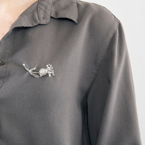 Broche Broche or blanc à décor de Chardon 58 Facettes MAN1346