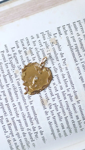 Pendentif Médaille calice et coeur trois ors 58 Facettes