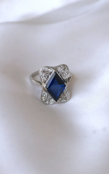 Anillo Art Deco Diamante Zafiro sintético y diamantes.