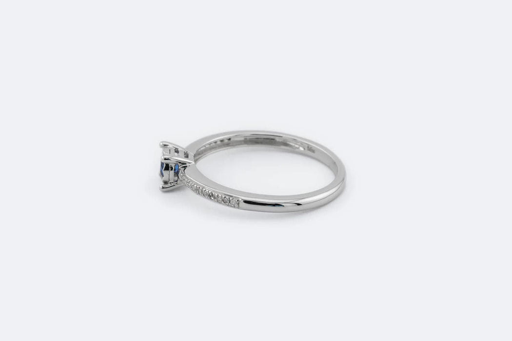 Bague 53 Bague en or blanc avec saphir et diamants 58 Facettes ANL651