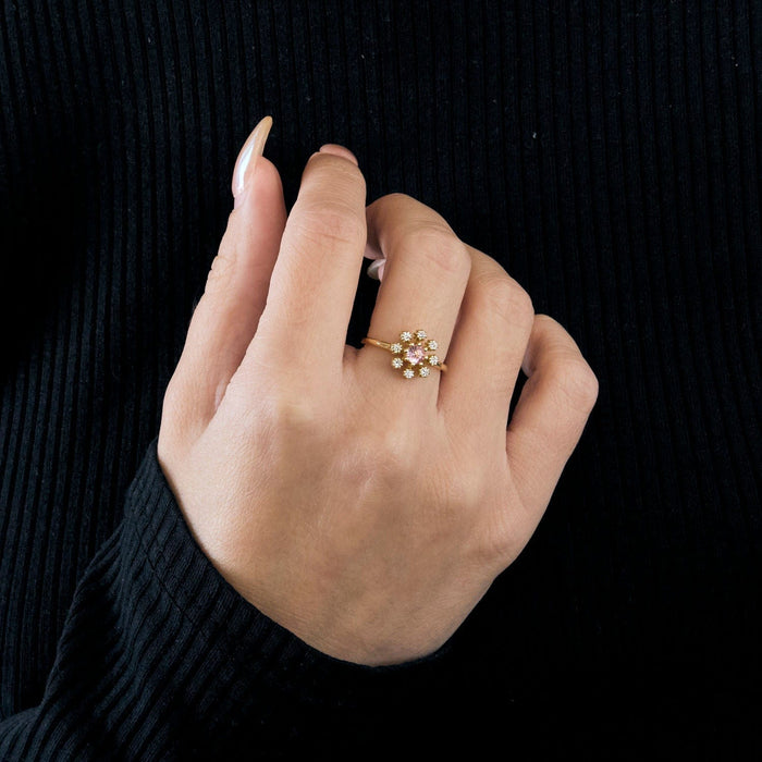 Anillo de oro con zafiro rosa y diamantes.