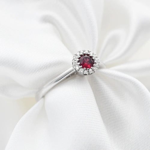 Bague Bague en or blanc avec rubis de 0,26 ct et diamants 58 Facettes 17757