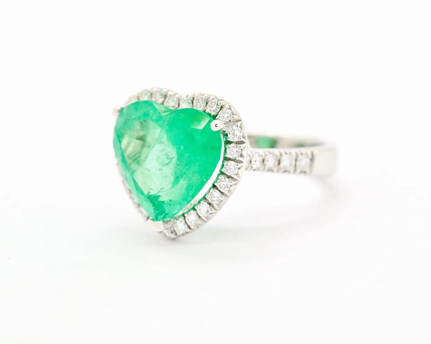 Bague en or blanc ornée d'une émeraude colombienne taille cœur de 6,60 ct et de diamants