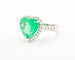 Bague en or blanc ornée d'une émeraude colombienne taille cœur de 6,60 ct et de diamants