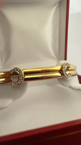 Dubbel C-armband i två guldtoner och diamanter 